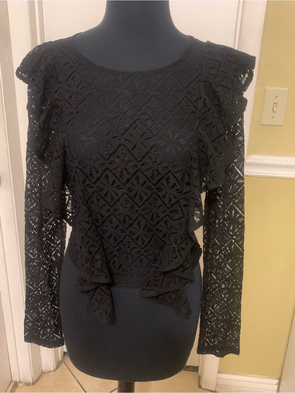 Forever 21 Women’s Black Lace Long-Sleeve Ruffle Top